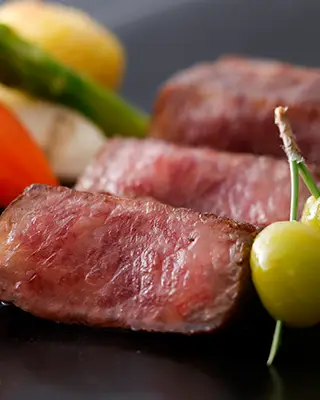 料理を提供する女性 イメージ
